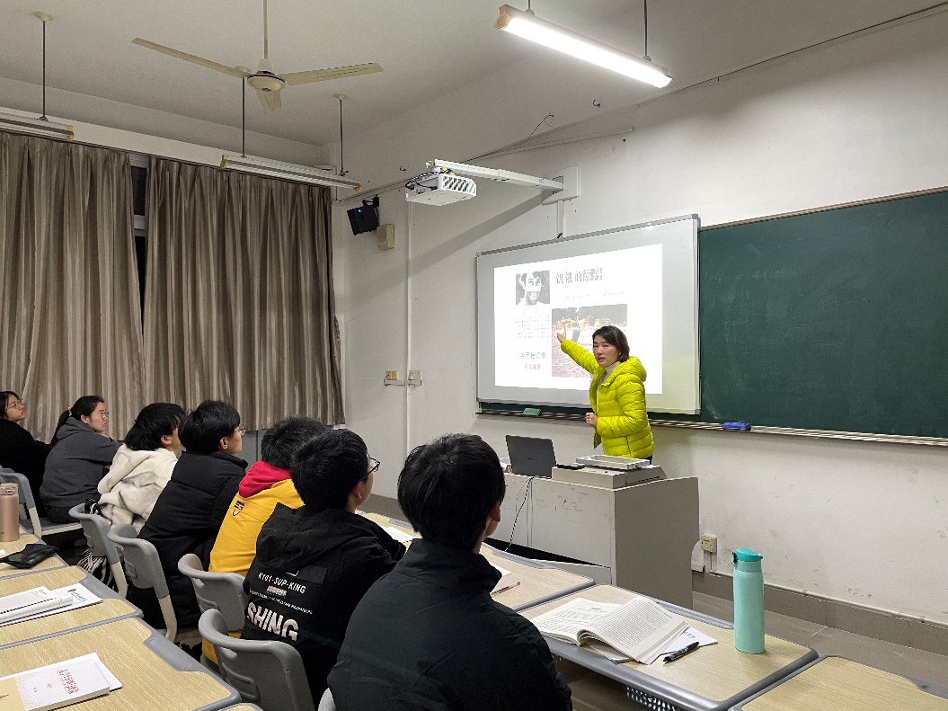 说明: 会议室里的人们描述已自动生成